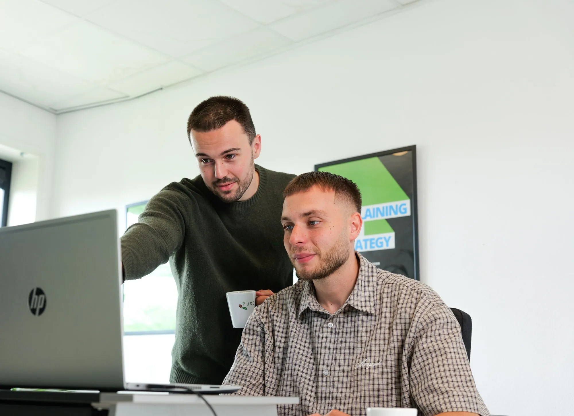 Twee specialisten van IQ Leads analyseren samen de AI-zichtbaarheid van een website