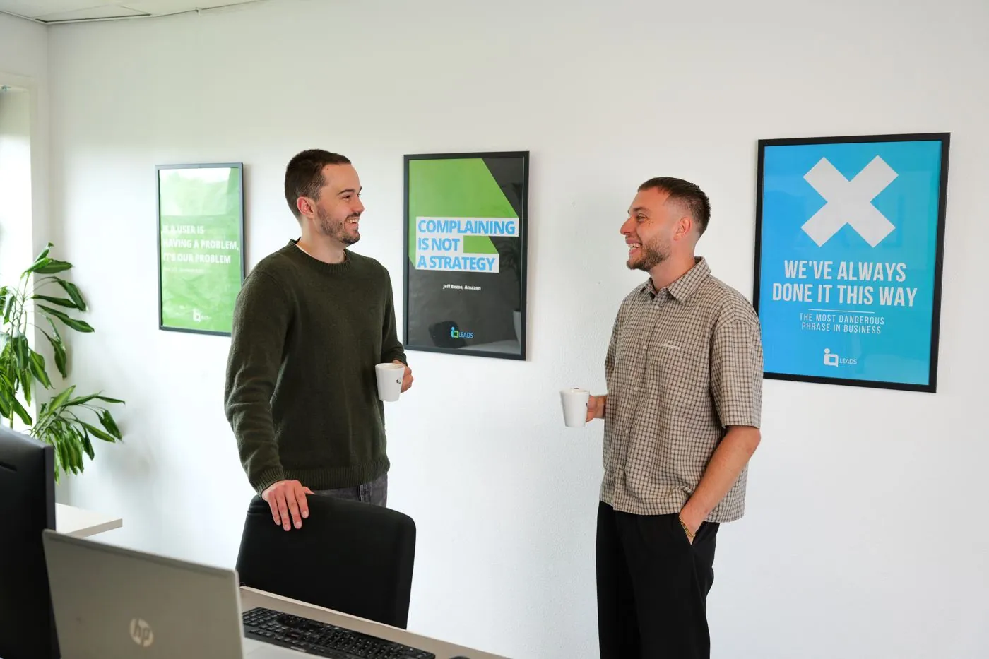 Twee collega's van IQ Leads in gesprek op kantoor